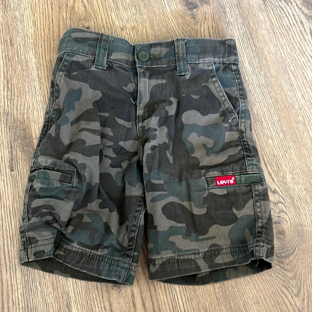 Levi’s boys size 5 camo cargo shorts size 5